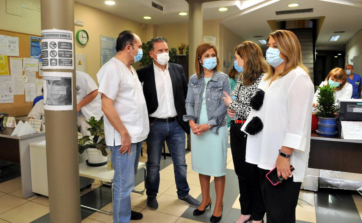 Trinidad Rus, en el centro, durante su visita al Centro de Salud San José. 