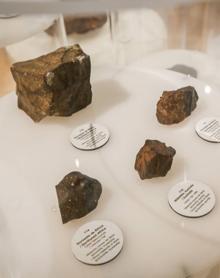 Imagen secundaria 2 - Prototipos de trajes y la sala de meteoritos. 