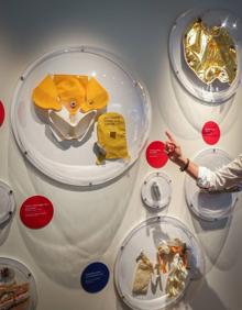 Imagen secundaria 2 - Traje, gorrito Snoopy y una de las bolsas que se usaba para orinar (esta, por cierto se utilizó en la película 'Apolo 13'.