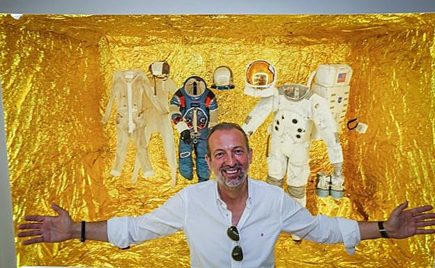 La exposición. Jordi Gasull, con el traje espacial de Jim Irwing. En la galería, una muestra de lo que podrán ver en la visita. 