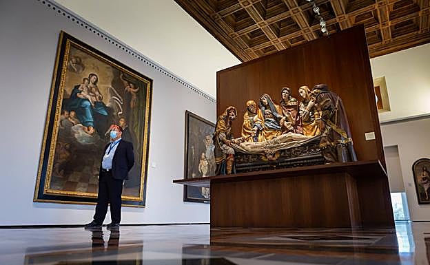 Imagen principal - Arriba, vigilante en la sala primera del Museo. Abajo, pasillo que distribuye las estancias y entrada con la señalización colocada al efecto.