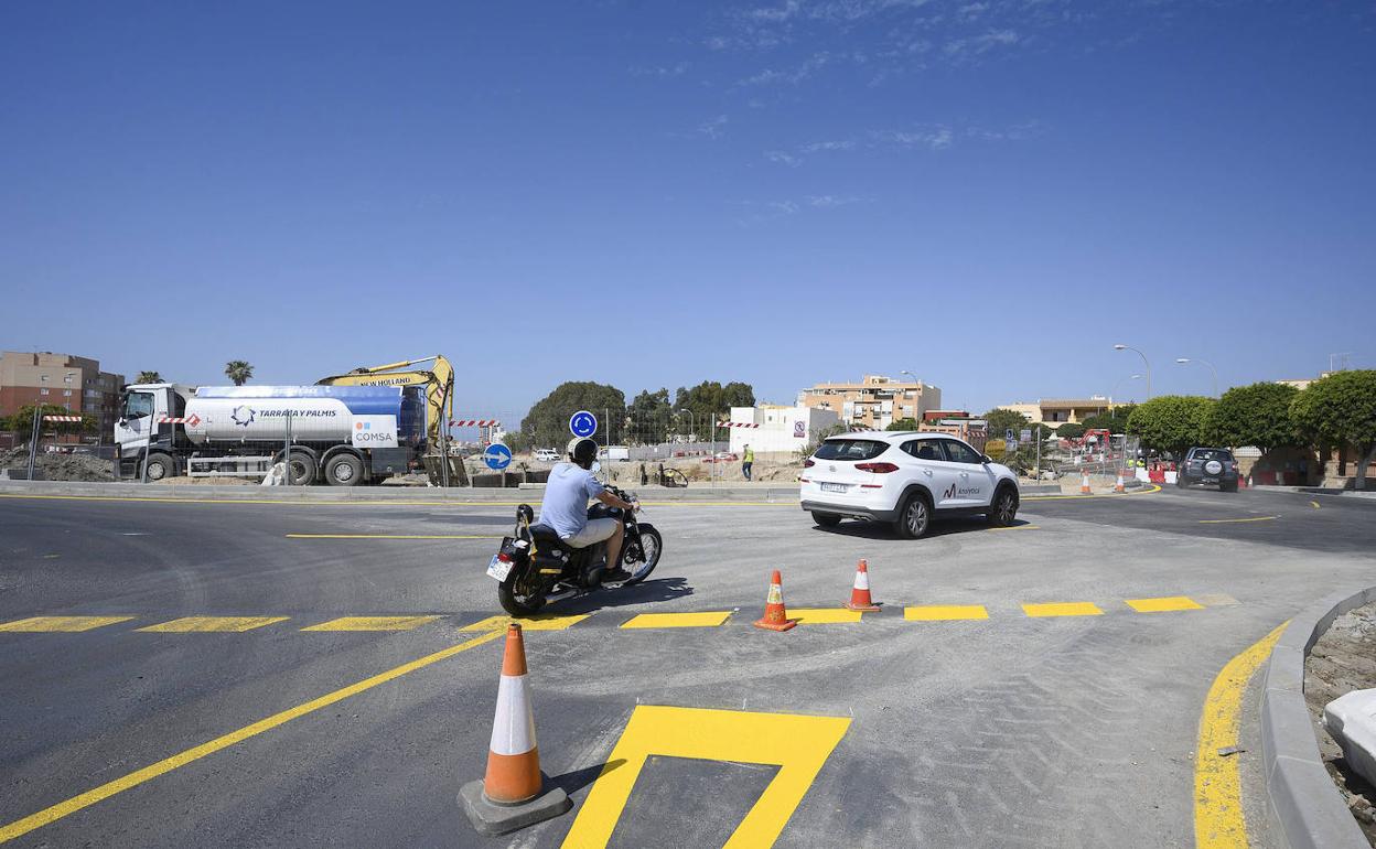 Almería ciudad | Abre al tráfico la nueva rotonda de El Puche