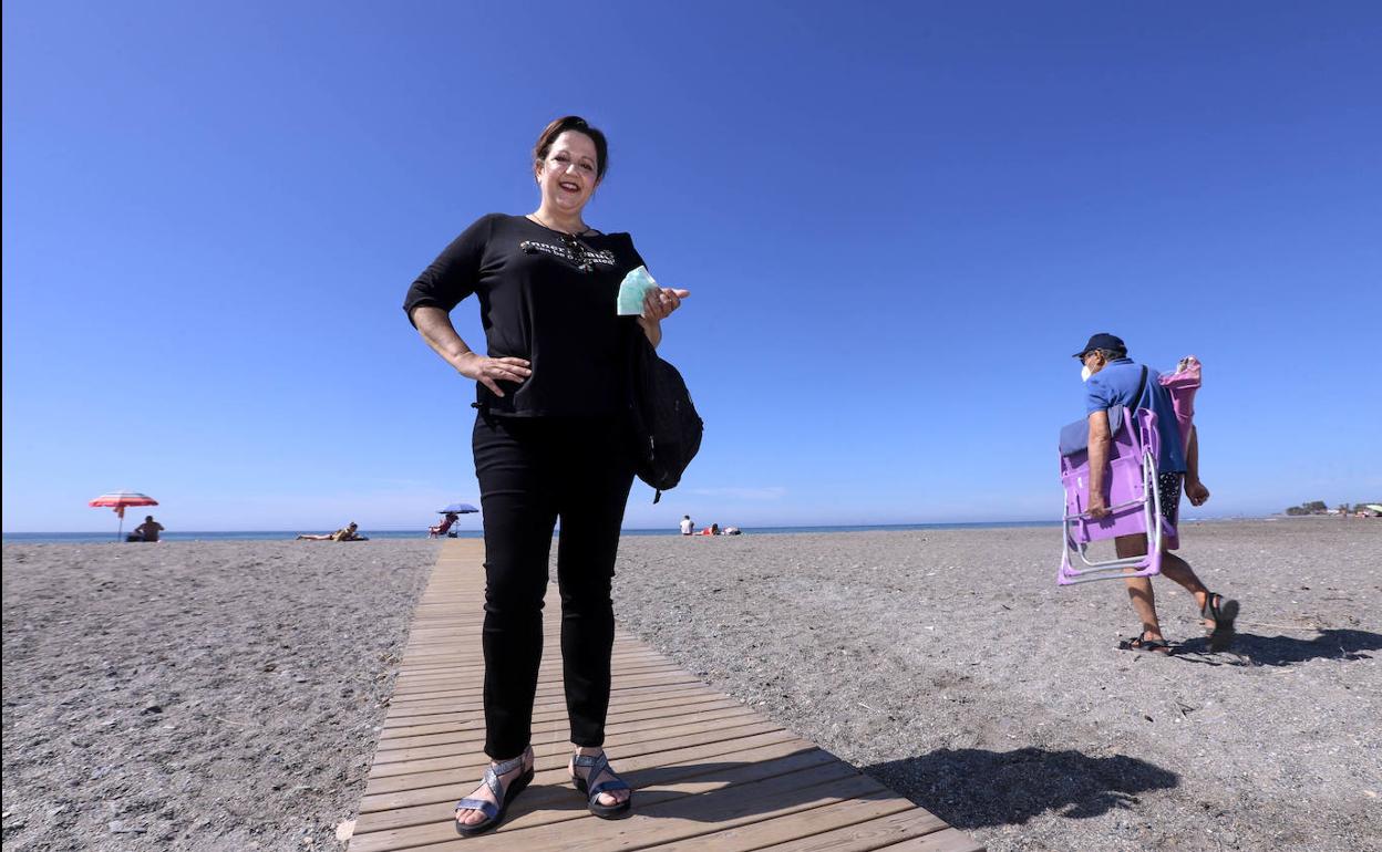 María Teresa Sánchez posa en la playa.