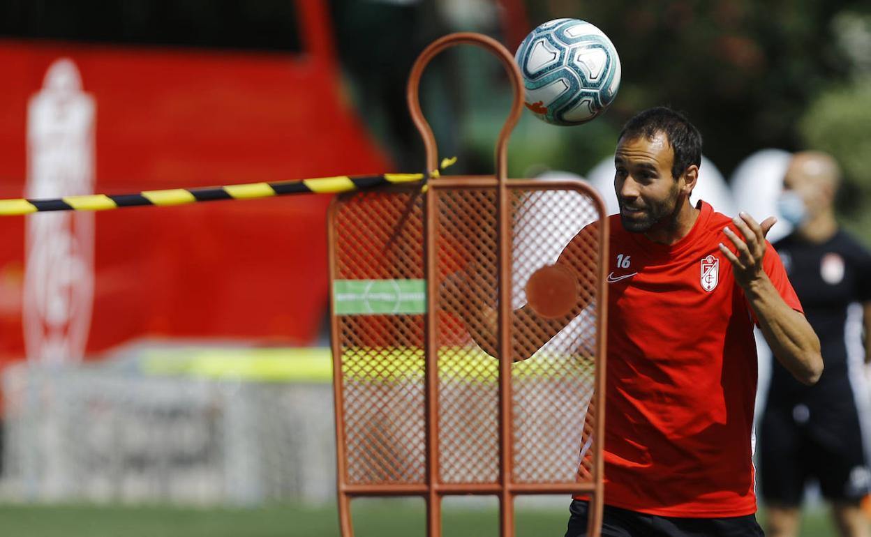 Víctor Díaz remata de cabeza durante un entrenamiento. 