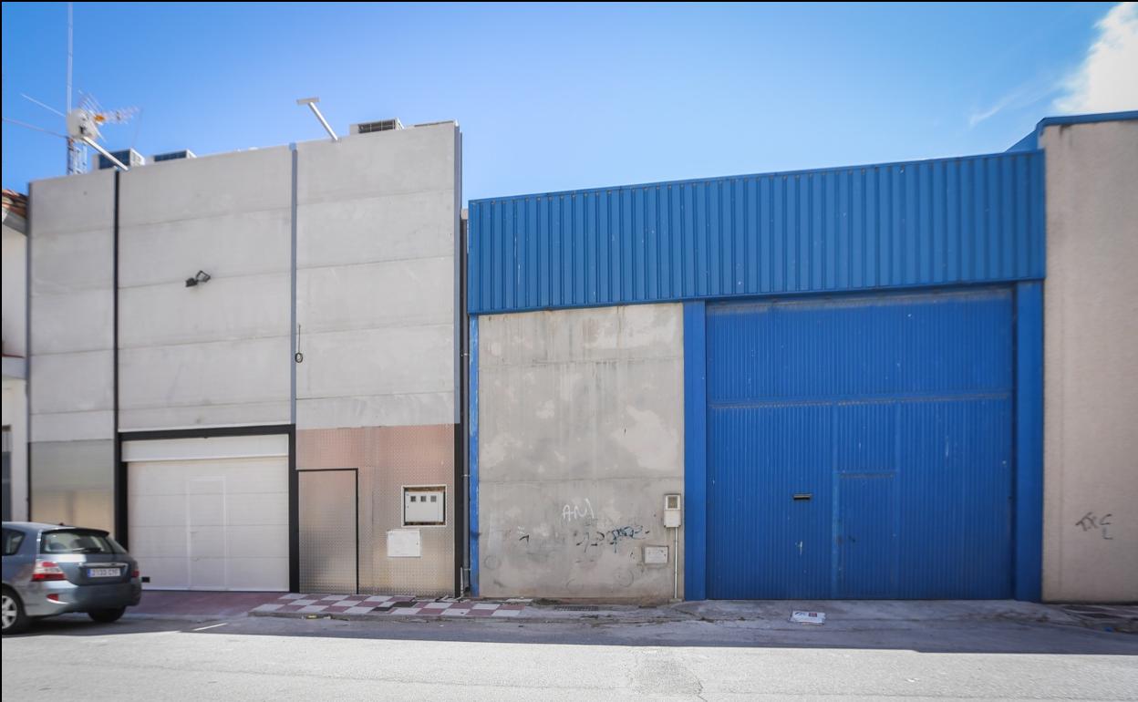 Puerta trasera de color gris de la que iba a ser una discoteca de dos plantas financiada por este clan.