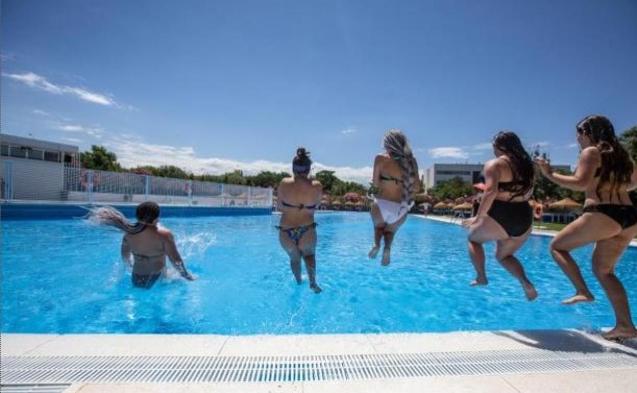 Un grupo de chicas estrena la temporada de baños en las piscinas públicas de Almanjáyar