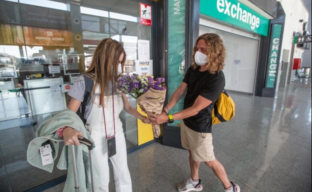 Una pareja se reencuentra en la estación del AVE de Granada tras meses separados