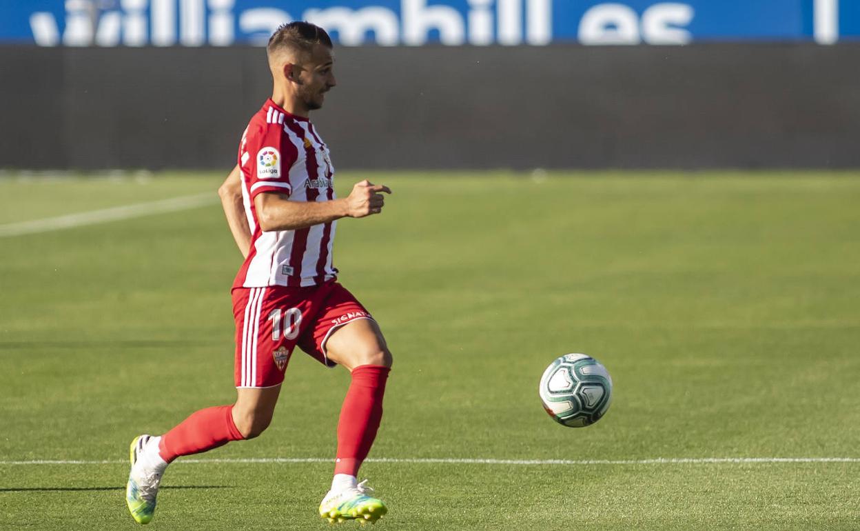 Fran Villalba, que conduce el balón, puso la firma a una obra de arte. 