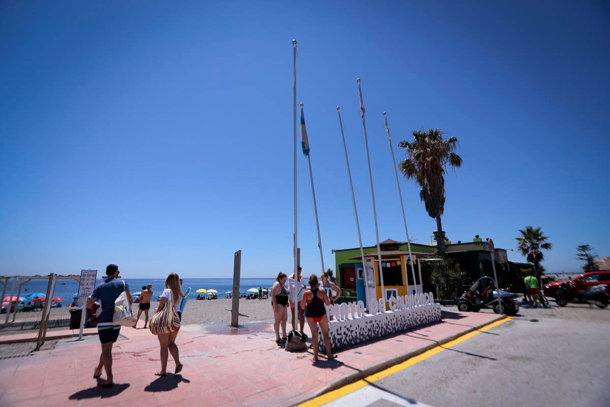 La Costa vive hoy su primer domingo de verano y de nueva normalidad. Aunque ha sido un poco más descafeinado de lo habitual, recién abiertas las 'fronteras' con otras autonomías, han sido muchos los que han querido disfrutar de la playa. La temperatura acompaña, aunque el agua todavía está fría