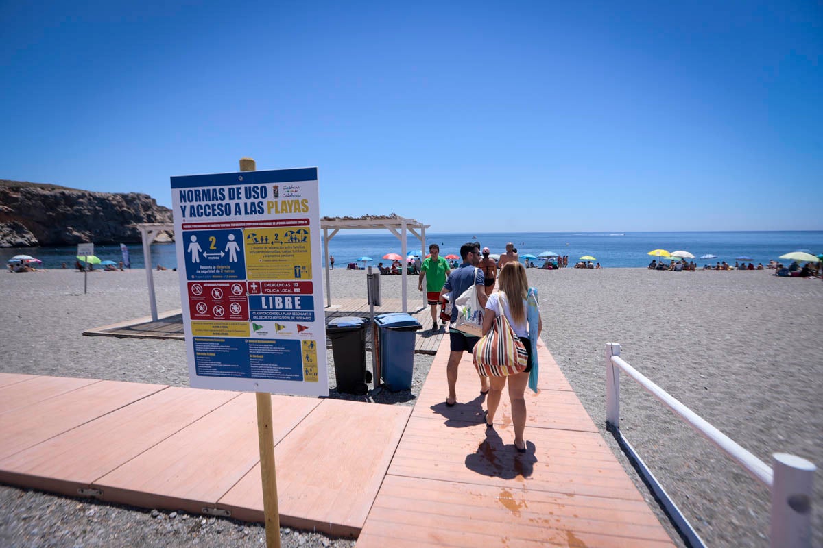 La Costa vive hoy su primer domingo de verano y de nueva normalidad. Aunque ha sido un poco más descafeinado de lo habitual, recién abiertas las 'fronteras' con otras autonomías, han sido muchos los que han querido disfrutar de la playa. La temperatura acompaña, aunque el agua todavía está fría