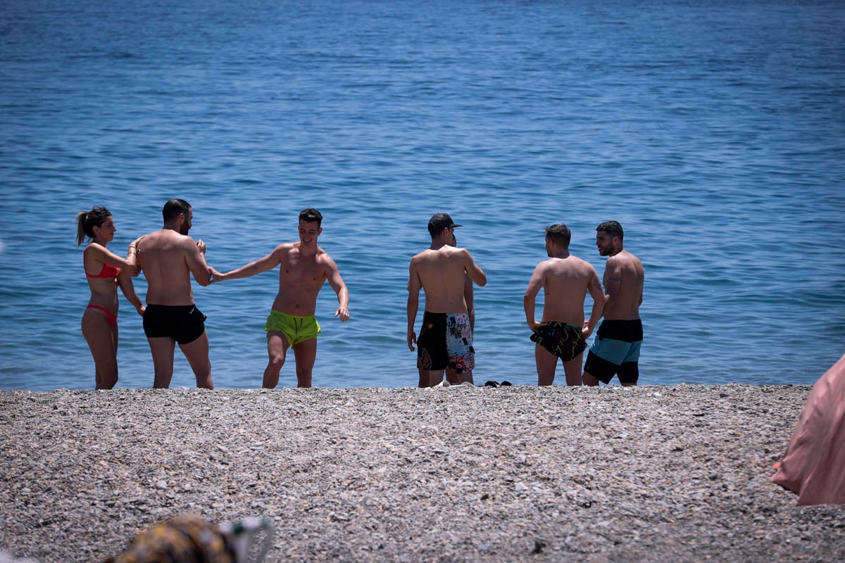 La Costa vive hoy su primer domingo de verano y de nueva normalidad. Aunque ha sido un poco más descafeinado de lo habitual, recién abiertas las 'fronteras' con otras autonomías, han sido muchos los que han querido disfrutar de la playa. La temperatura acompaña, aunque el agua todavía está fría