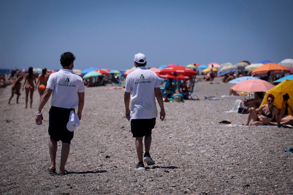 La Costa vive hoy su primer domingo de verano y de nueva normalidad. Aunque ha sido un poco más descafeinado de lo habitual, recién abiertas las 'fronteras' con otras autonomías, han sido muchos los que han querido disfrutar de la playa. La temperatura acompaña, aunque el agua todavía está fría