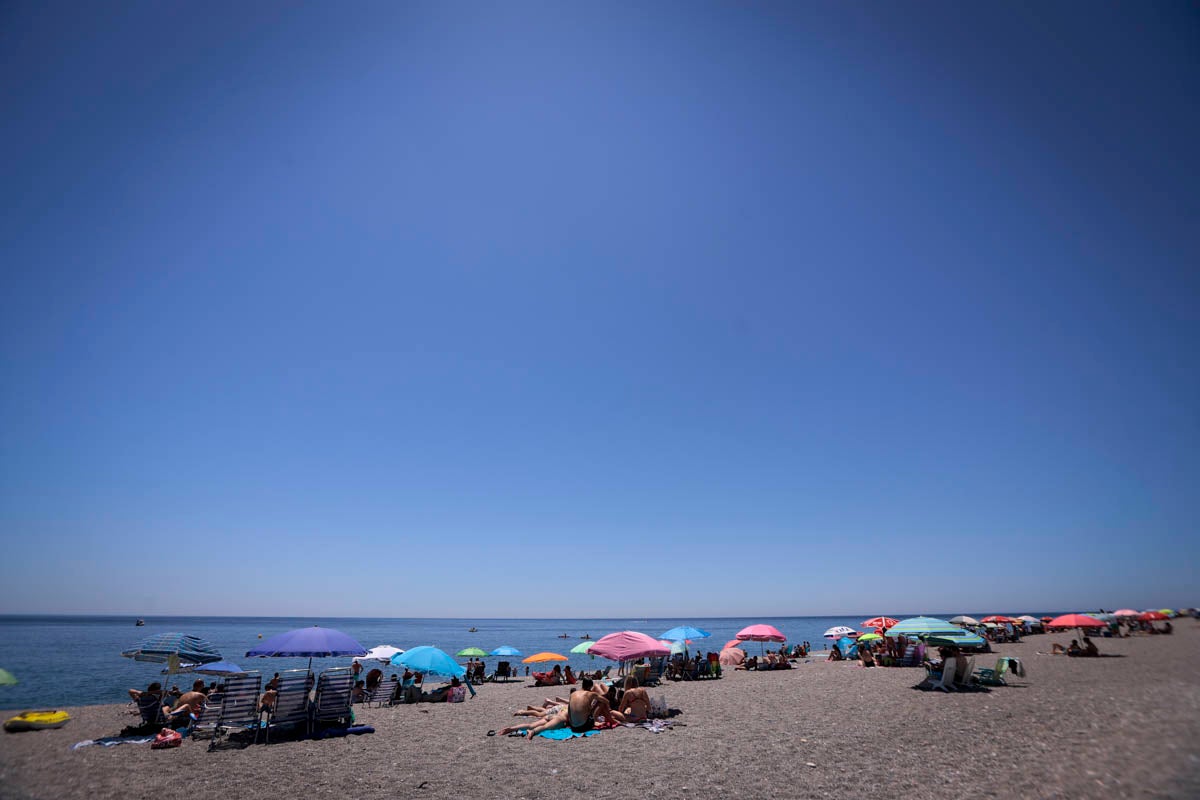 La Costa vive hoy su primer domingo de verano y de nueva normalidad. Aunque ha sido un poco más descafeinado de lo habitual, recién abiertas las 'fronteras' con otras autonomías, han sido muchos los que han querido disfrutar de la playa. La temperatura acompaña, aunque el agua todavía está fría