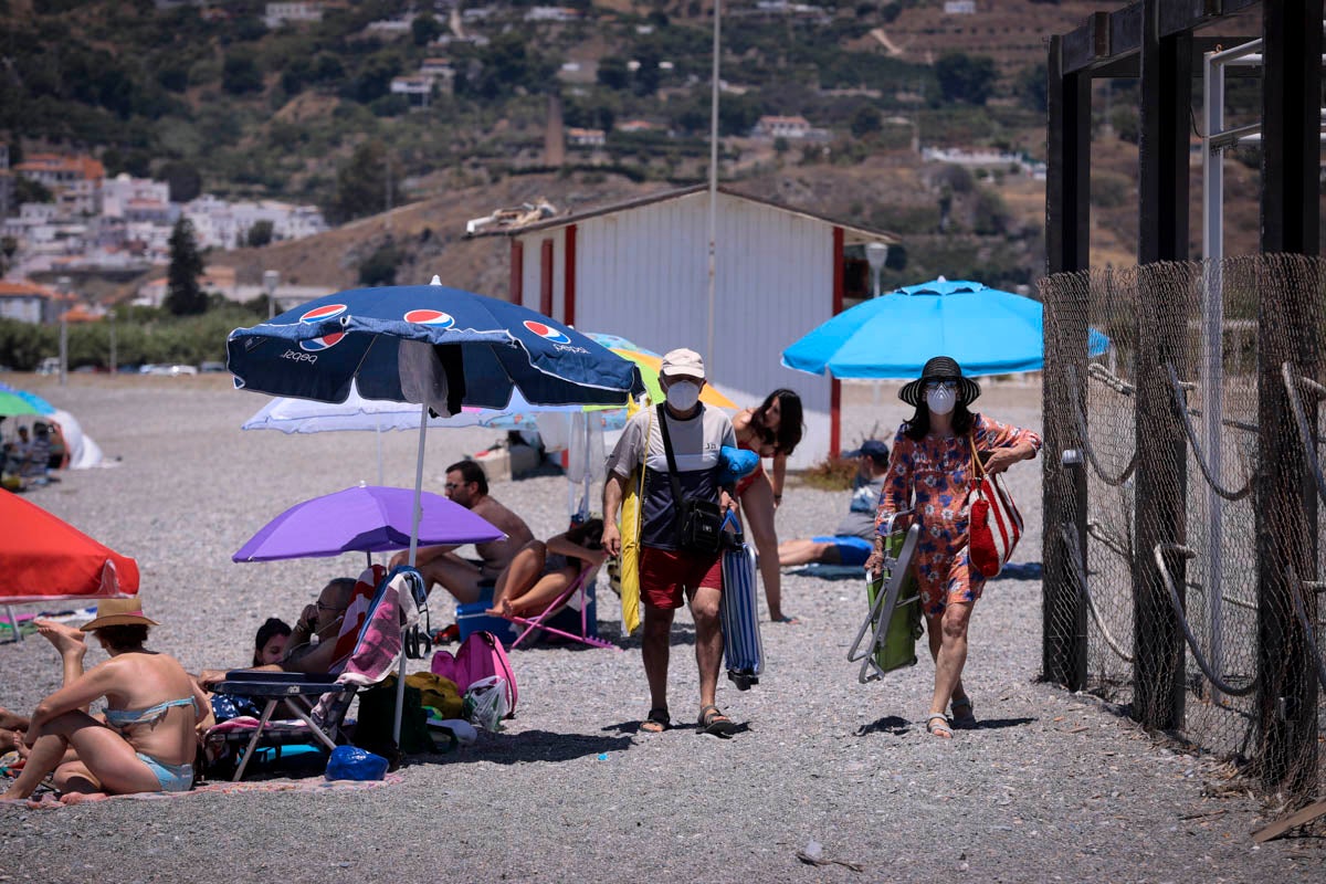 La Costa vive hoy su primer domingo de verano y de nueva normalidad. Aunque ha sido un poco más descafeinado de lo habitual, recién abiertas las 'fronteras' con otras autonomías, han sido muchos los que han querido disfrutar de la playa. La temperatura acompaña, aunque el agua todavía está fría