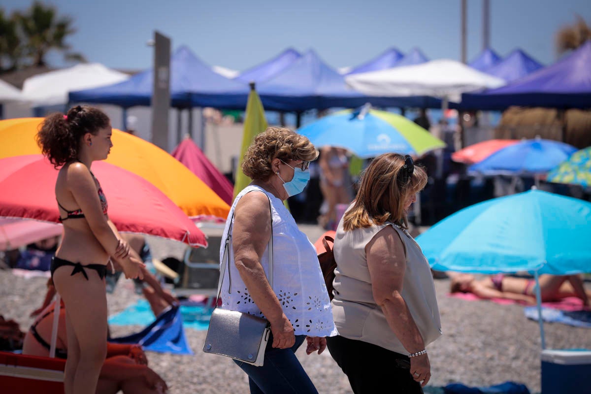 La Costa vive hoy su primer domingo de verano y de nueva normalidad. Aunque ha sido un poco más descafeinado de lo habitual, recién abiertas las 'fronteras' con otras autonomías, han sido muchos los que han querido disfrutar de la playa. La temperatura acompaña, aunque el agua todavía está fría