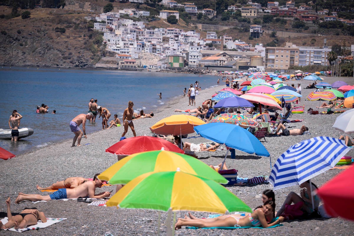 La Costa vive hoy su primer domingo de verano y de nueva normalidad. Aunque ha sido un poco más descafeinado de lo habitual, recién abiertas las 'fronteras' con otras autonomías, han sido muchos los que han querido disfrutar de la playa. La temperatura acompaña, aunque el agua todavía está fría