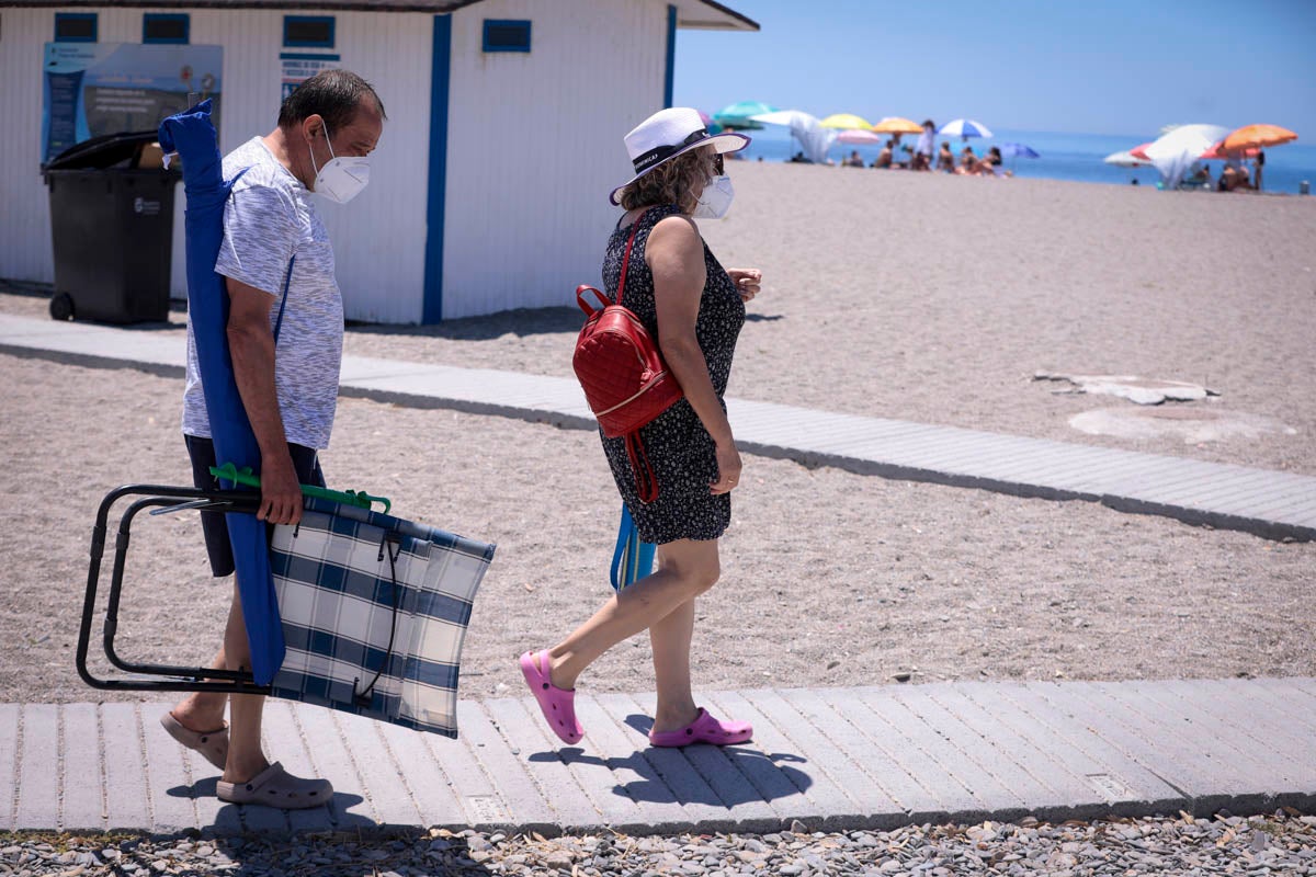 La Costa vive hoy su primer domingo de verano y de nueva normalidad. Aunque ha sido un poco más descafeinado de lo habitual, recién abiertas las 'fronteras' con otras autonomías, han sido muchos los que han querido disfrutar de la playa. La temperatura acompaña, aunque el agua todavía está fría