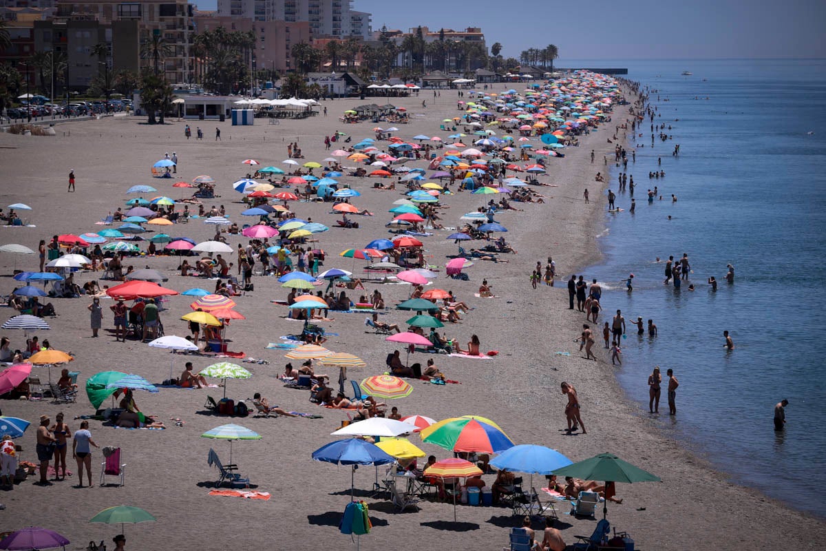 La Costa vive hoy su primer domingo de verano y de nueva normalidad. Aunque ha sido un poco más descafeinado de lo habitual, recién abiertas las 'fronteras' con otras autonomías, han sido muchos los que han querido disfrutar de la playa. La temperatura acompaña, aunque el agua todavía está fría