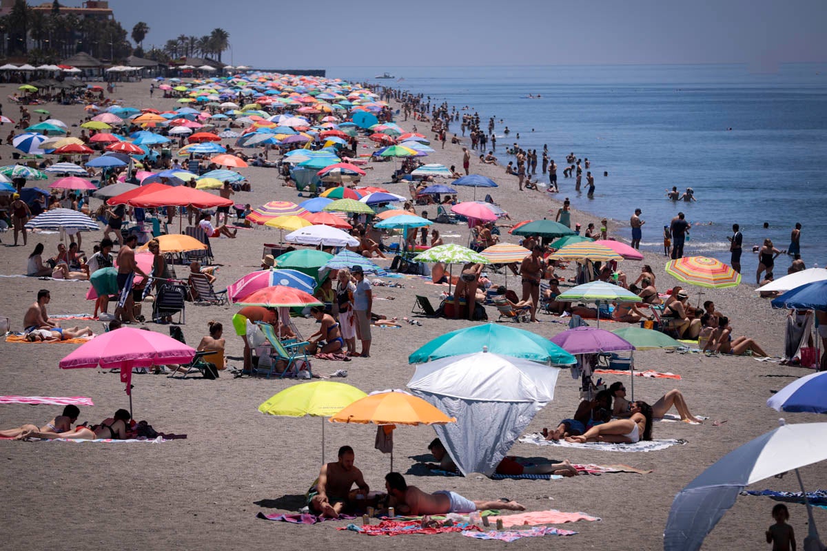 La Costa vive hoy su primer domingo de verano y de nueva normalidad. Aunque ha sido un poco más descafeinado de lo habitual, recién abiertas las 'fronteras' con otras autonomías, han sido muchos los que han querido disfrutar de la playa. La temperatura acompaña, aunque el agua todavía está fría