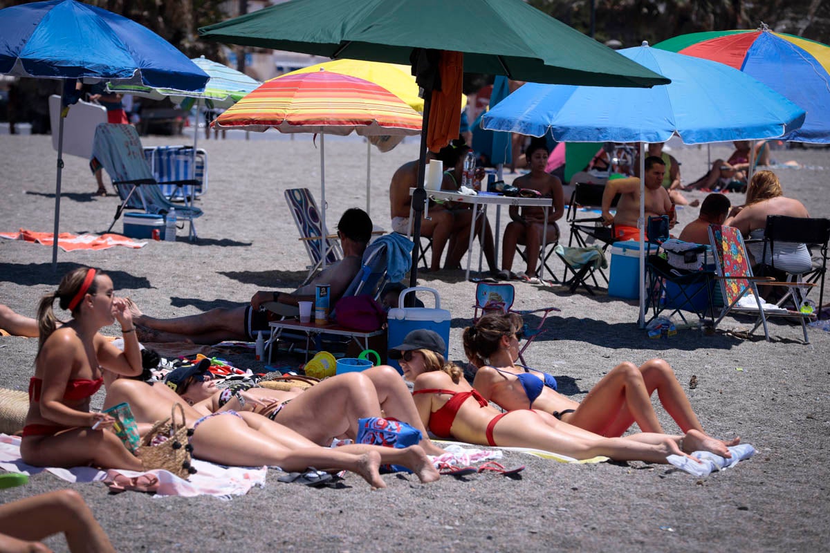 La Costa vive hoy su primer domingo de verano y de nueva normalidad. Aunque ha sido un poco más descafeinado de lo habitual, recién abiertas las 'fronteras' con otras autonomías, han sido muchos los que han querido disfrutar de la playa. La temperatura acompaña, aunque el agua todavía está fría