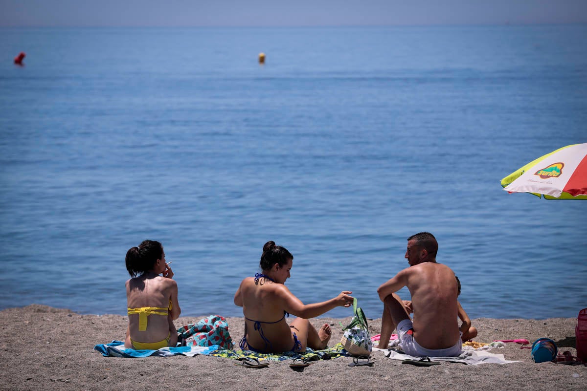 La Costa vive hoy su primer domingo de verano y de nueva normalidad. Aunque ha sido un poco más descafeinado de lo habitual, recién abiertas las 'fronteras' con otras autonomías, han sido muchos los que han querido disfrutar de la playa. La temperatura acompaña, aunque el agua todavía está fría