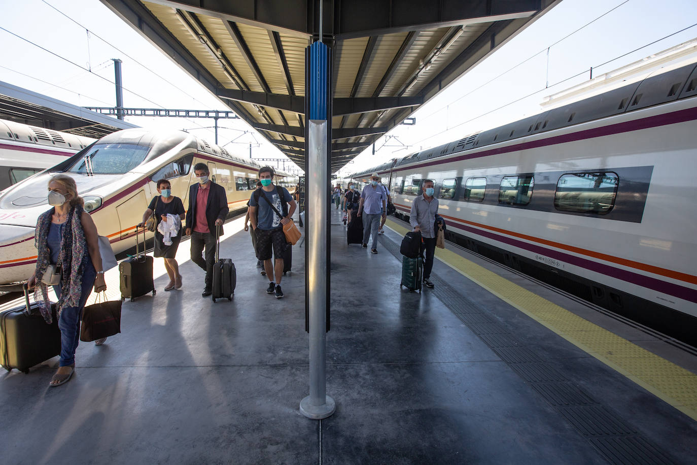 Pasajeros en la estación de tren de Granada. 