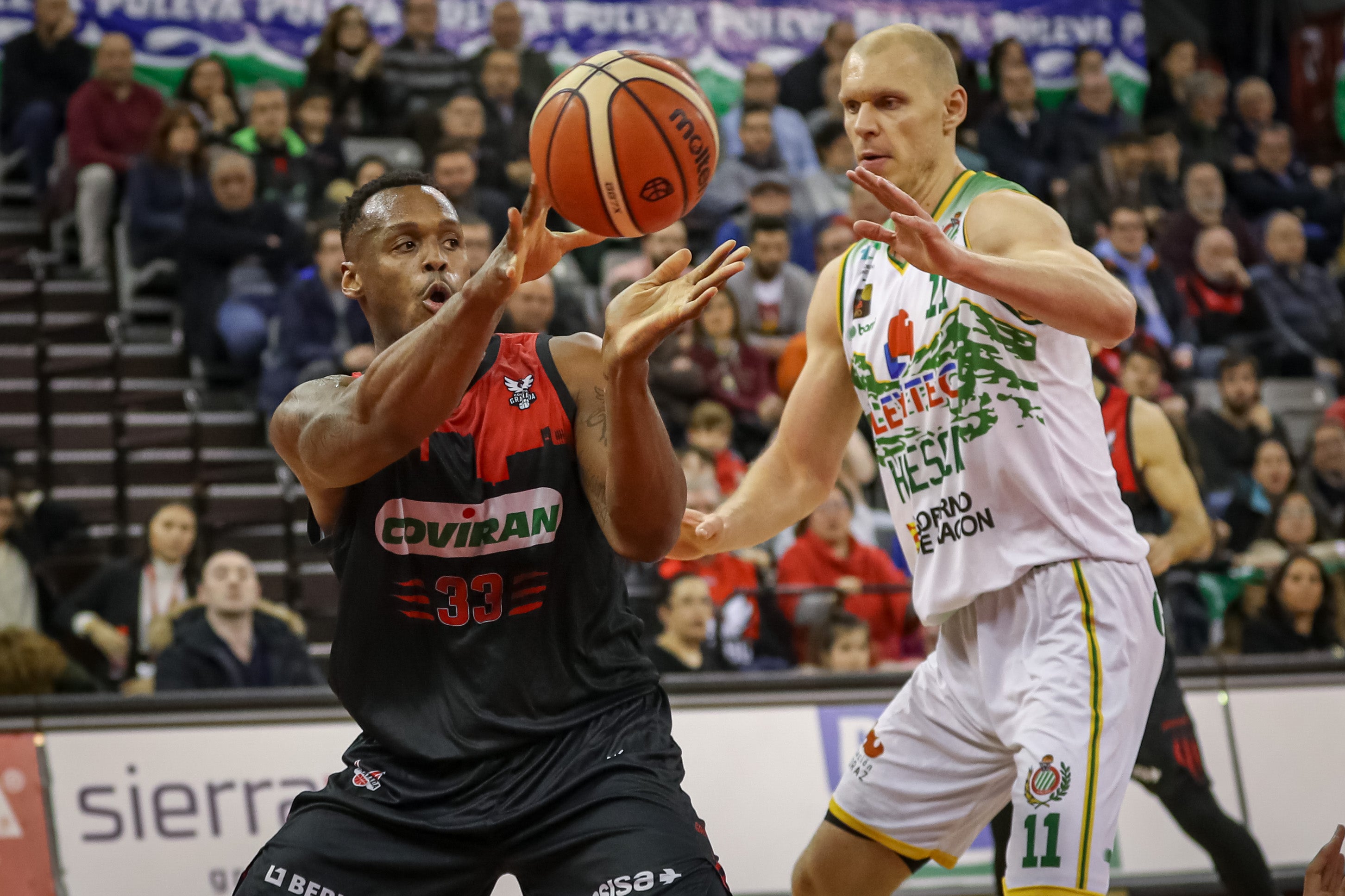 Earl Watson (i) dobla la bola durante el partido contra el Levitec Huesca. 