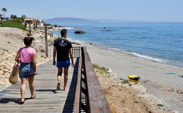 La costa de Almería vivirá una noche de San Juan sin hogueras ni barbacoas