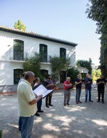 Imagen secundaria 2 - Diferentes momentos del ensayo delante de la residencia de verano de la familia García Lorca entre 1926 y 1936.