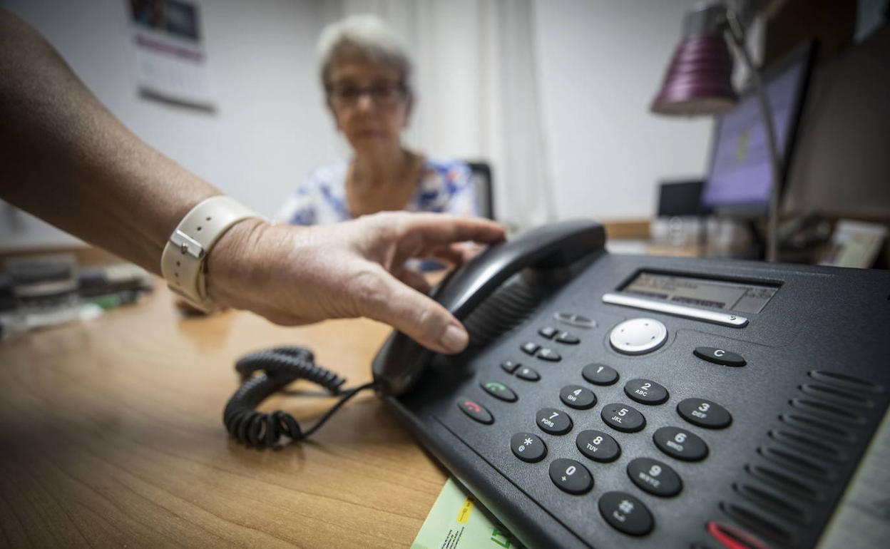 Una persona contesta a una llamada al Teléfono de la Esperanza. 