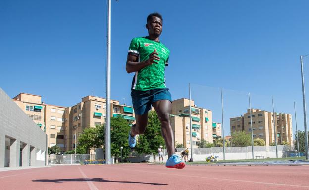 Amehdi Toure corre sobre el tartán del Estadio de la Juventud. 