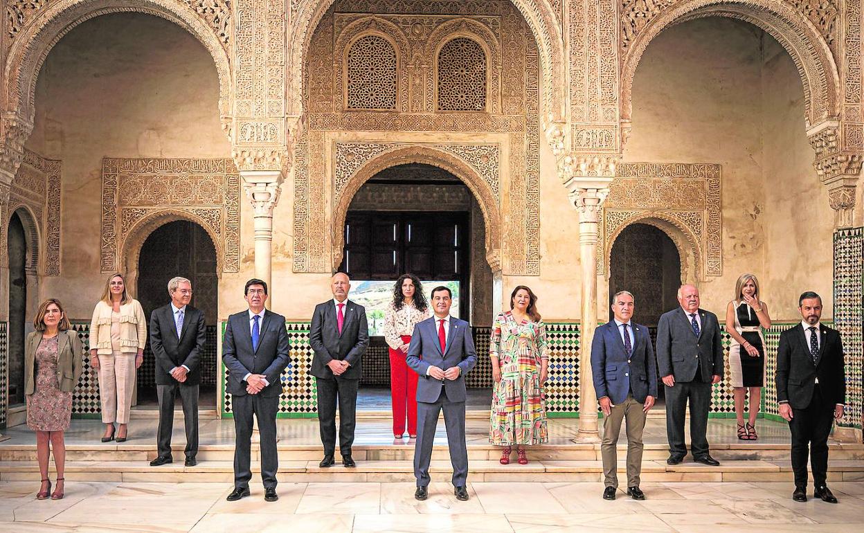 Juanma Moreno y todos los consejeros en la Alhambra.