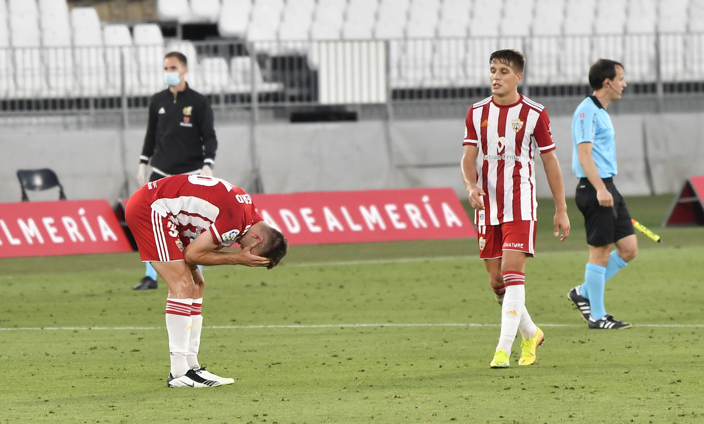 Iván Barbero lamenta la derrota, como también José Corpas que se acerca a consolarle. 