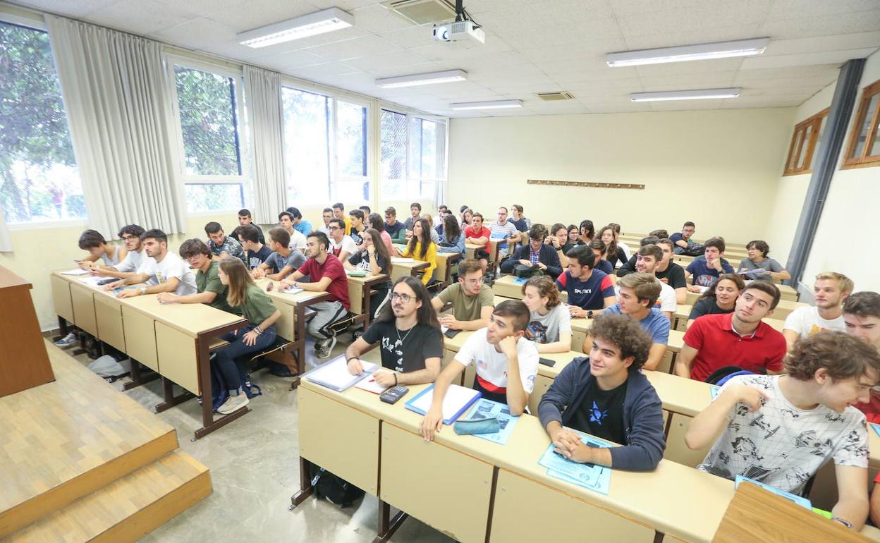 Alumnos de primer año universitario durante la inauguración del último curso. 