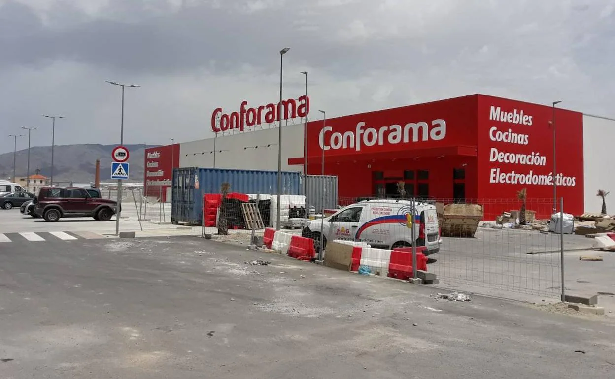 La apertura de Conforama en Huércal de Almería supone la creación de 53 puestos de trabajo