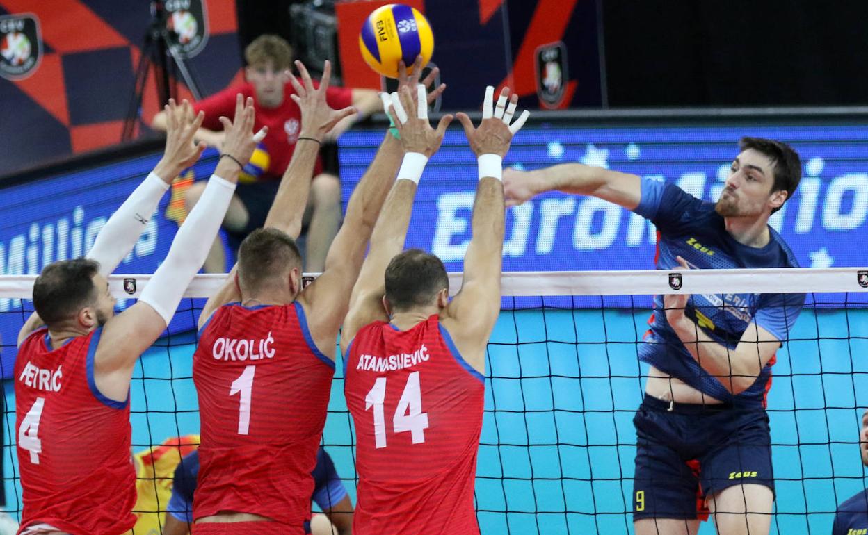 Alejandro Vigil intenta superar el triple bloqueo serbio que forman Petric, Okolic y Atanasijevic, en el pasado Campeonato de Europa. 