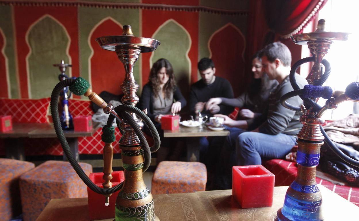 Andalucía prohíbe compartir cachimbas en bares y pubs y obliga a desinfectarlas tras cada uso