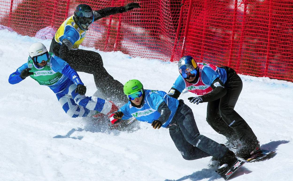 Competición de snowboard cross con Regino Hernández en la pugna. 