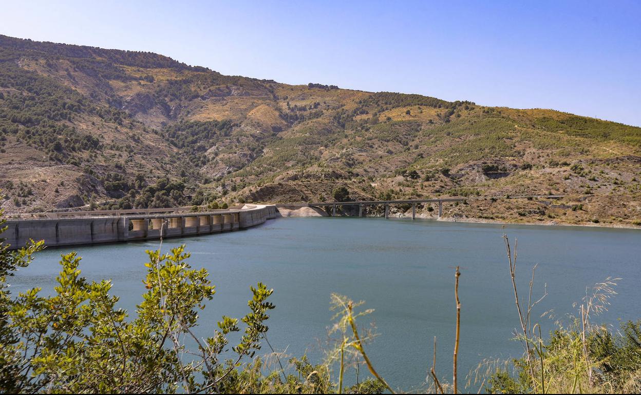 Imagen que muestra la zona por donde bajarían las tuberías desde la balsa hasta la presa de Rules. 