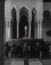 Imagen secundaria 2 - Imágenes desde La Alhambra. El león es una de las fuentes de las que habla Mateo: «Mira a ver qué te dice el león» 