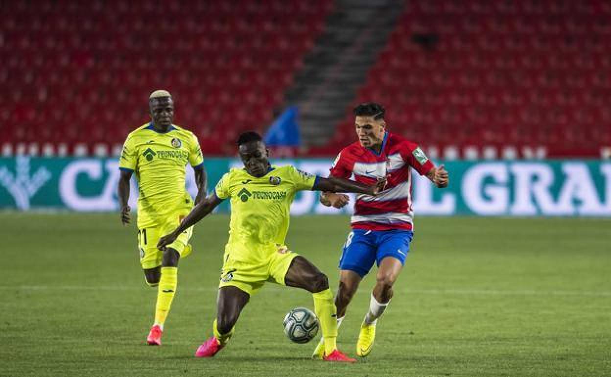 Antoñín trata de desbordar a Djené en el duelo contra el Getafe. 