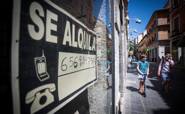 Uno de los locales vacíos que alquila un administrador particular, en la calle Mesones. 