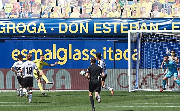 El Villarreal deja a Celades en la cuerda floja