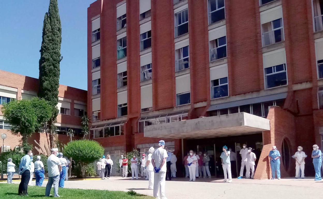 Profesionales del geriátrico en el minuto de silencio celebrado en mayo por la muerte de un médico. 