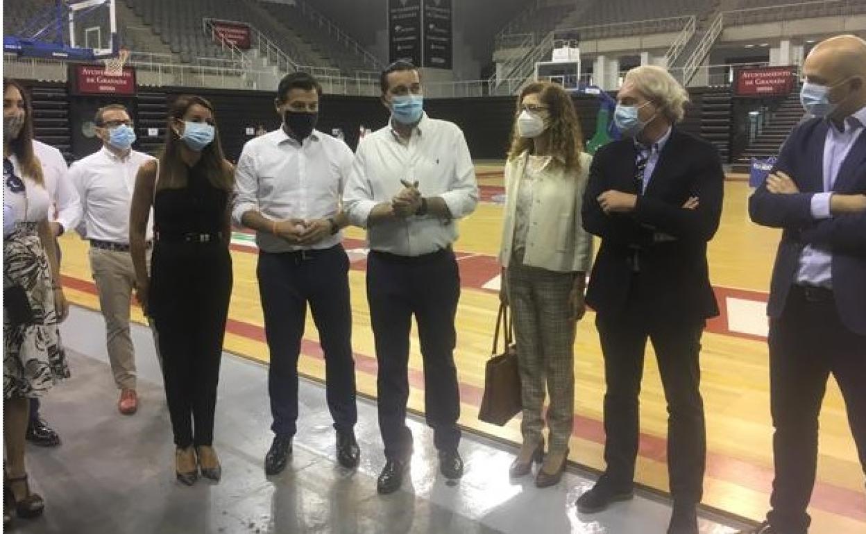 El presidente Fernández-Arenas (centro) explica la actividad a las autoridades y patrocinadores presentes. 