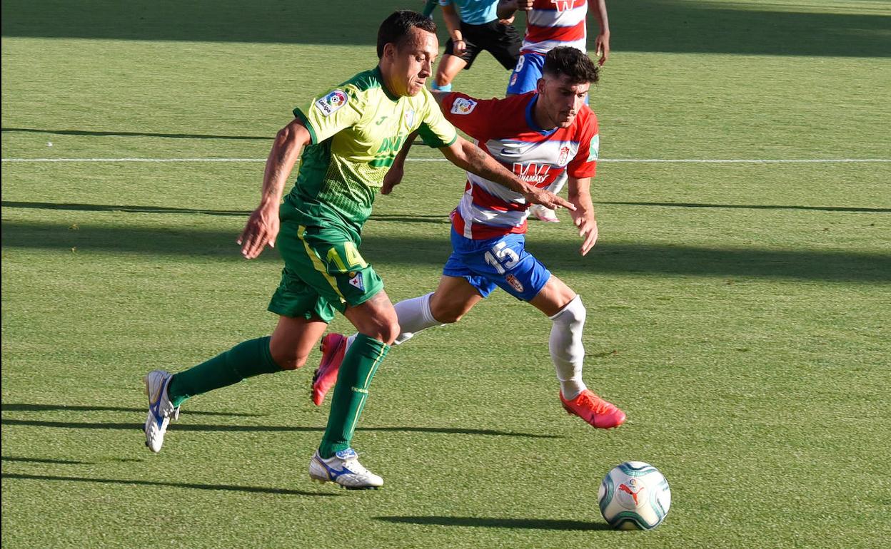 Fabián Orellana dribla a Carlos Neva en la banda. 