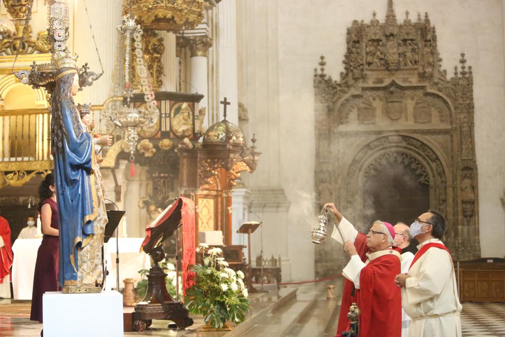 Decenas de personas se han reunido este lunes en el templo granadino