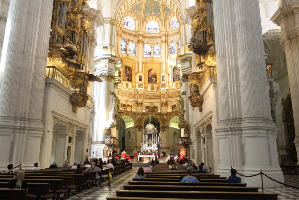 Decenas de personas se han reunido este lunes en el templo granadino