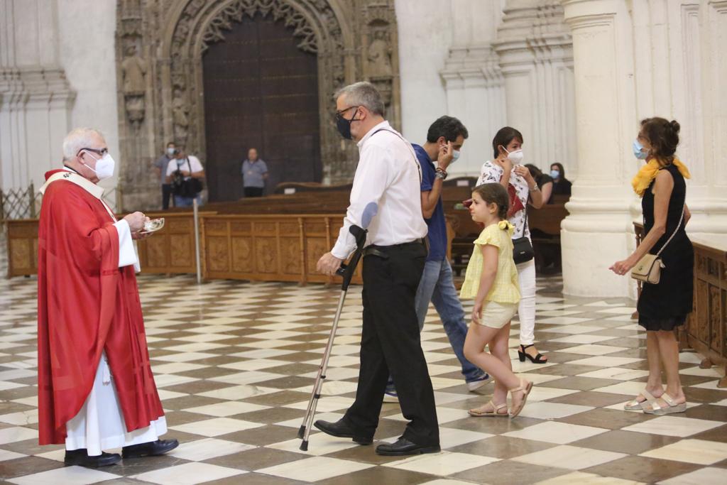 Decenas de personas se han reunido este lunes en el templo granadino