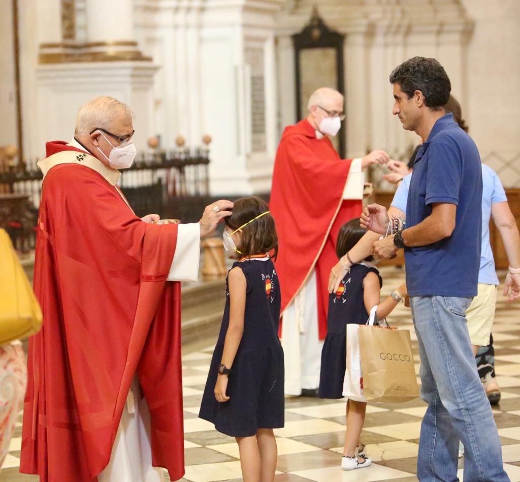 Decenas de personas se han reunido este lunes en el templo granadino